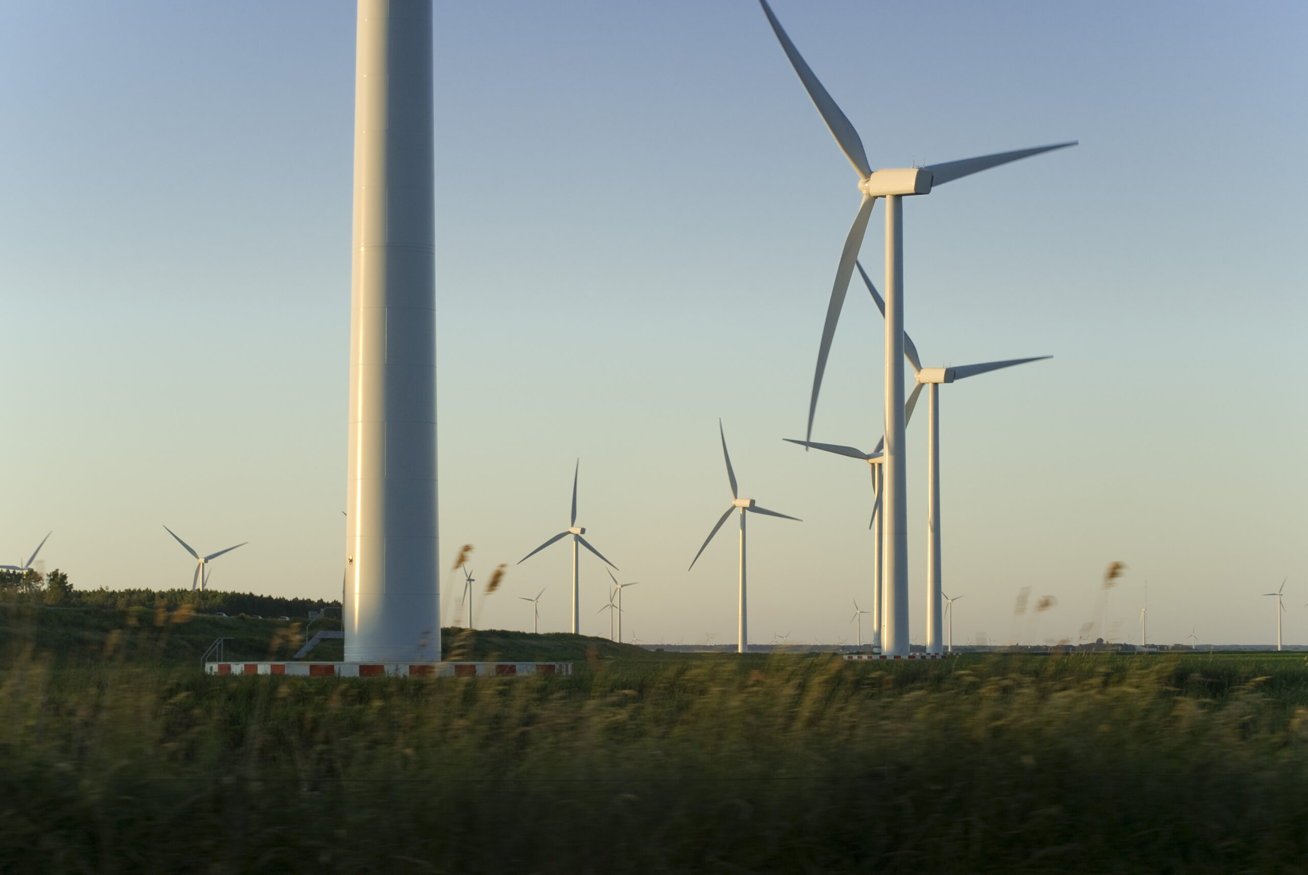 Windmolens aan zee zijn een optie voor duurzame energie.