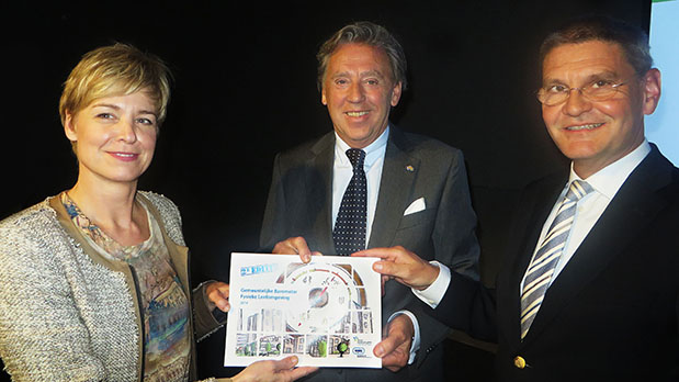 Marije Hulshof en Kees Jan de Vet bieden Ed Nijpels het eerste exemplaar aan van de onderzoeksrapportage.