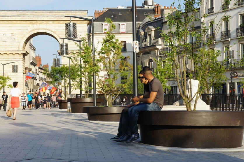 De Streetlife Mega Bloempotten in Dijon, Frankrijk.