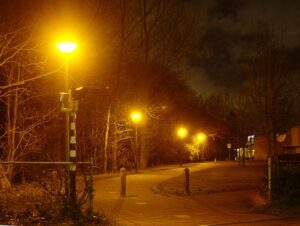 Straatverlichting met lagedruk natriumlampen in Schiedam. Beeld door Santaarnpaal via Wikimedia.