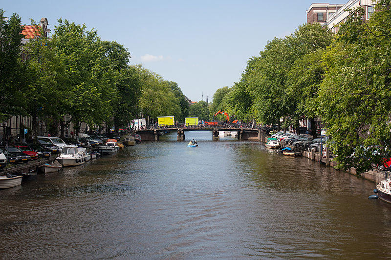 Zicht op een kanaal in Amsterdam. Beeld door Tezd via Wikimedia.