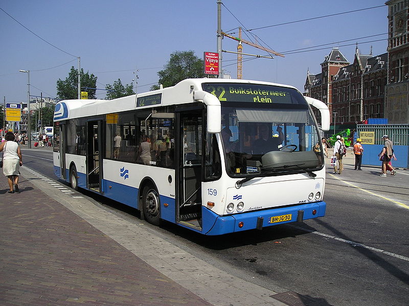 Stadsbus in Amsterdam, vlak voor het Centraal Station.