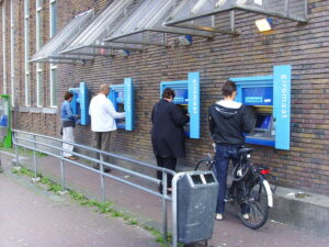 Geldautomaten aan de Potterstraat in Utrecht in 2008.