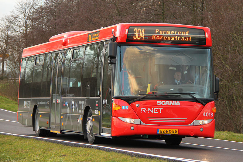 Een bus van EBS in de kleuren van R-net nabij het Schouw.