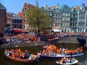 Koninginnedag in Amsterdam in 2010. Beeld door Carmelrmd via Wikimedia.