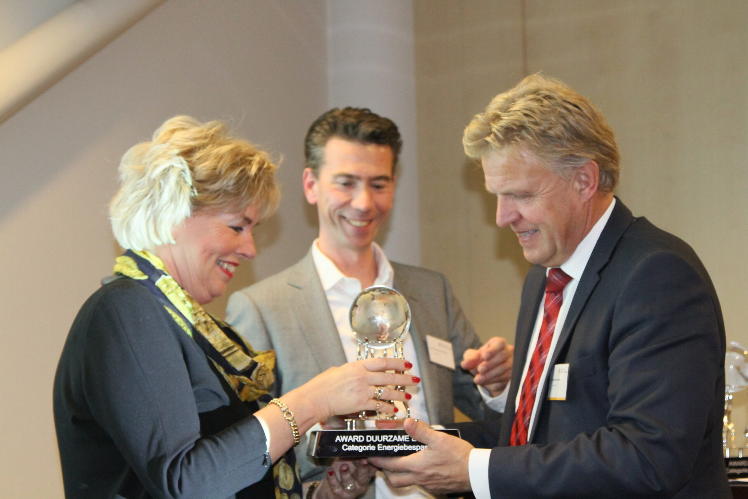 Overhandiging Award Energiebesparing Gebouwde Omgeving 2013 aan wethouder mevrouw De Joode (gemeente Blaricum) door gedeputeerde Jaap Bond