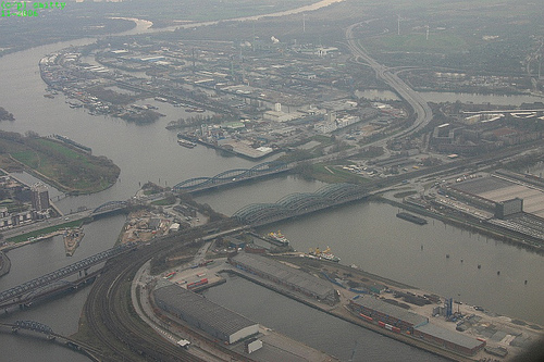 Bovenaanzicht van de Elbe bij Hamburg. Beeld van smitty42 via Flickr