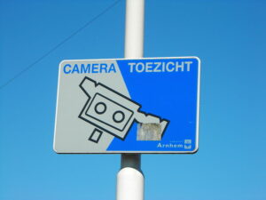 Aankondiging van cameratoezicht in Arnhem (bron: Wikimedia Commons - Erik1980)