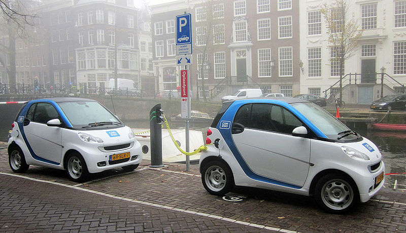 Twee elektrische auto's in Amsterdam (bron: Wikimedia Commons - Mariordo)