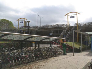 Fietsenstalling op station Delft-Zuid (bron: Wikimedia Commons - M.Minderhoud)