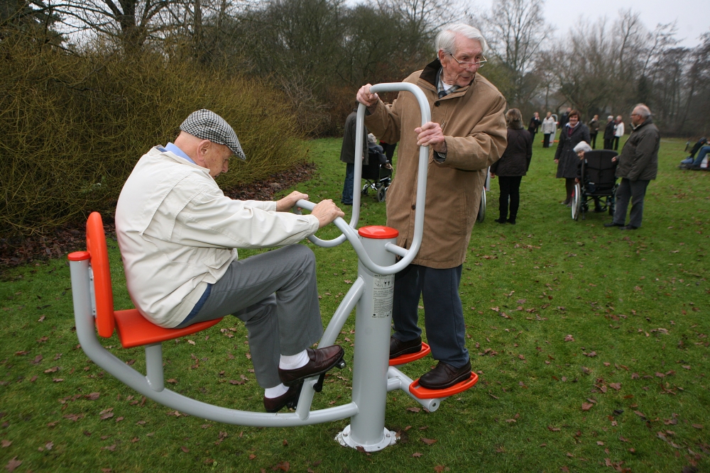 Senioren proberen de nieuwe fitnesstoestellen in de beweegtuin van Naarden (bron: Falco / Bob Awick)