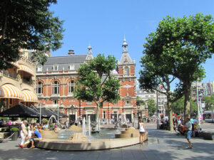 Leidseplein Amsterdam. Beeld van Jvhertum via Wikimedia