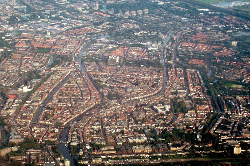 Luchtfoto van Leiden (bron: Wikipedia - Debot)