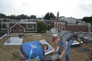 Plaatsing van de eerste zonnepanelen in de Rosariumbuurt