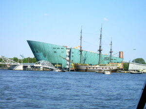 Nemo Amsterdam. Beeld door P.J.L Laurens via Wikipedia