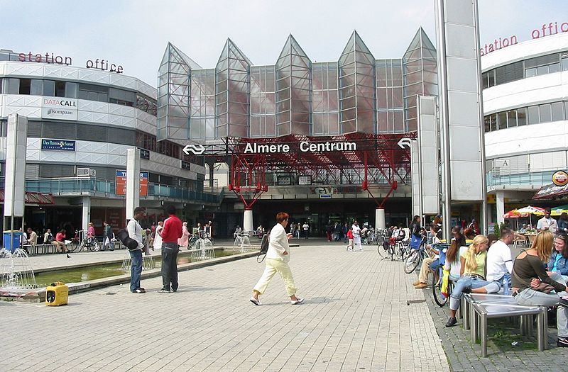Openbare ruimte voor het station Almere Centrum (bron: Wikipedia - Ellywa)