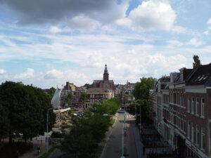 Sint-Stevenskerk met de Lange Hezelstraat en het Joris Ivensplein in Nijmegen.