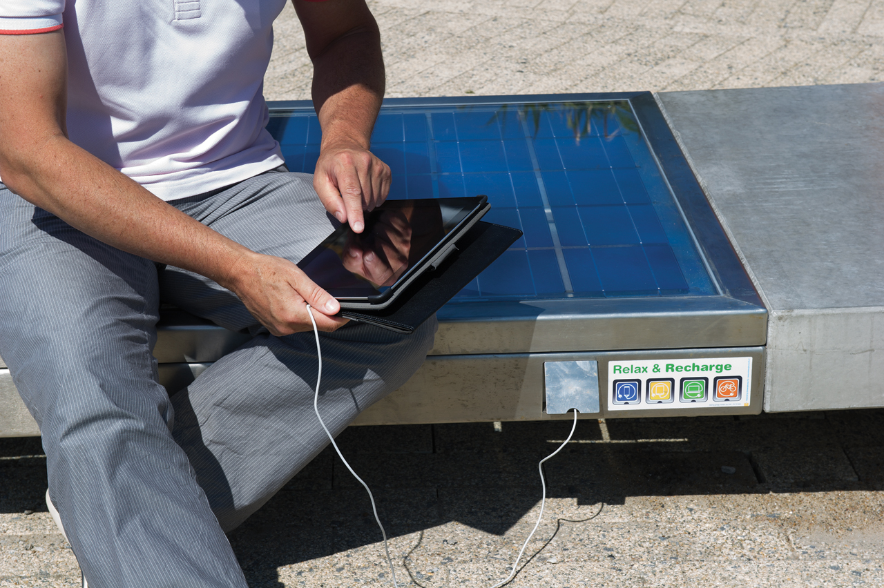 De Solar Bench bevatten zonnebankcellen waar bezoekers stroom vandaan kunnen halen om bijvoorbeeld elektrische fietsen en mobiele telefoons op te laden