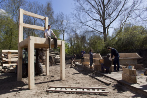 Stichting Stadshout bouwt 5 mei een reuzetafel op de Dam. Beeld door Michiel van Landeweerd.