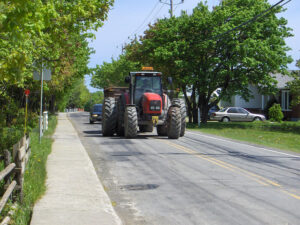 Tractor op de weg. Beeld van Hans Deragon via Wikimedia