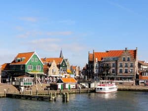 Edam-Volendam zet een goede stap naar de energiedoestellingen met de grootschalige implementatie van dynamische openbare verlichting. 