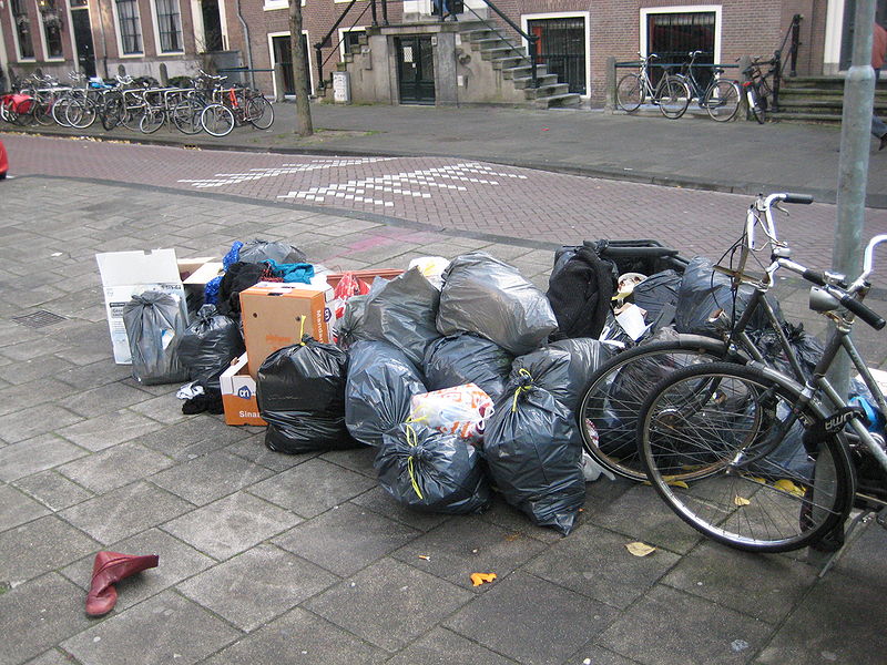 Vuilniszakken op straat in Amsterdam