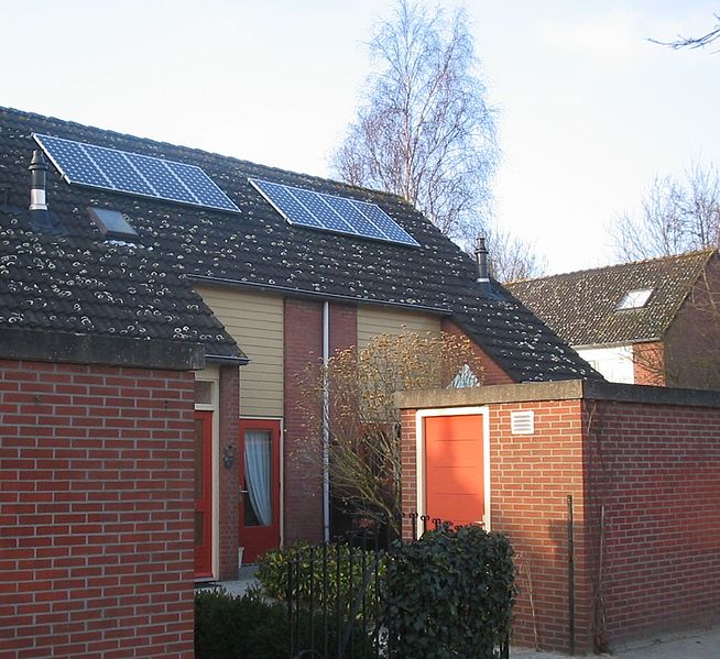 Zonnepanelen zijn een voorbeeld van het opwekken van duurzame energie op lokaal niveau (bron: Wikipedia - M.M.Minderhoud)