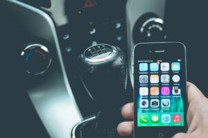 appen achter stuur auto in telefoon boete