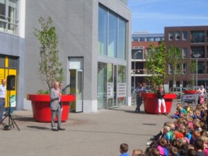 Wijkbewoners en kinderen Arenberg adopteren boombakken 