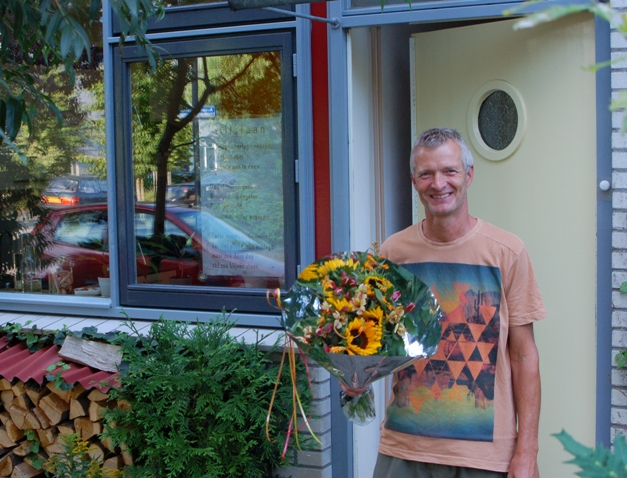 Frans van den Berg werd verrast met een bloemetje van de Nationale Duurzame Huizenroute.