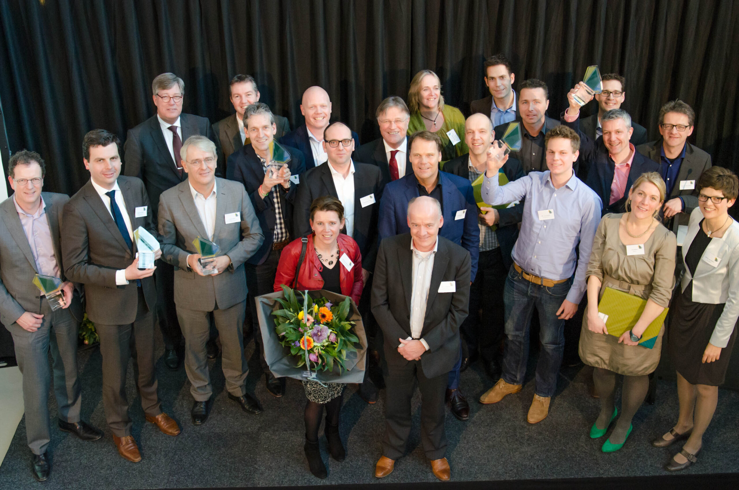Groepsfoto van de winnaars van de Duurzaam Bouwen Awards 2014. Foto door W/E adviseurs