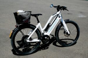 Snelle elektrische fietsen verboden op snelfietsroutes