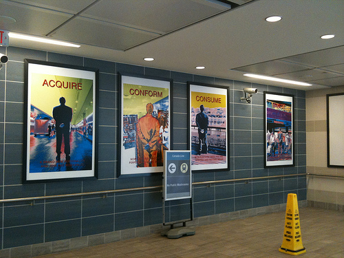 Posters bij Yaletown station Canada. Beeld van abundantc via Flickr