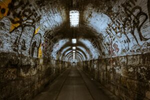 Griezelige fietstunnel wordt kunstwerk